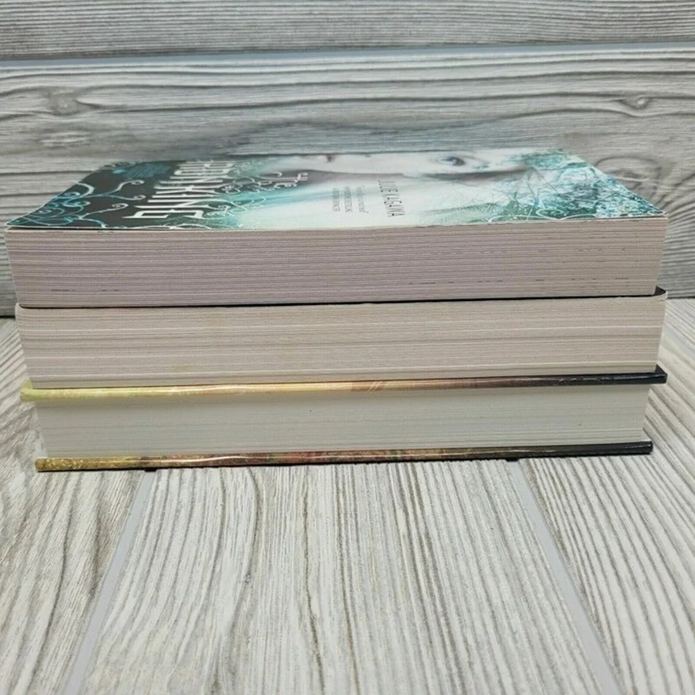 Julie Kagawa Lisa Mangum Fantasy Book Lot 3 The Iron King Hourglass‎ Door Spiral